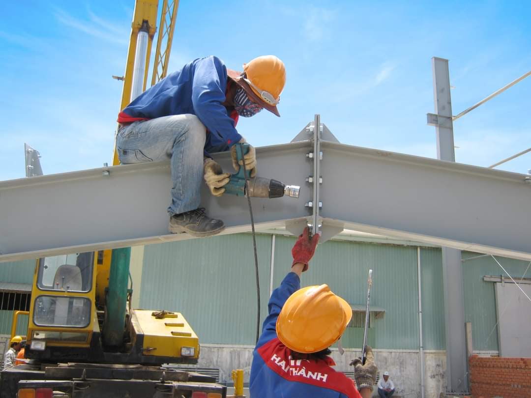 công nhân lắp nhà xưởng