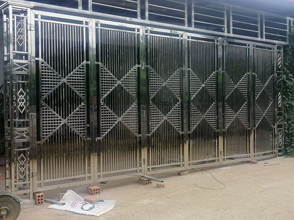 Mẫu cửa inox đẹp không gỉ làm cổng
