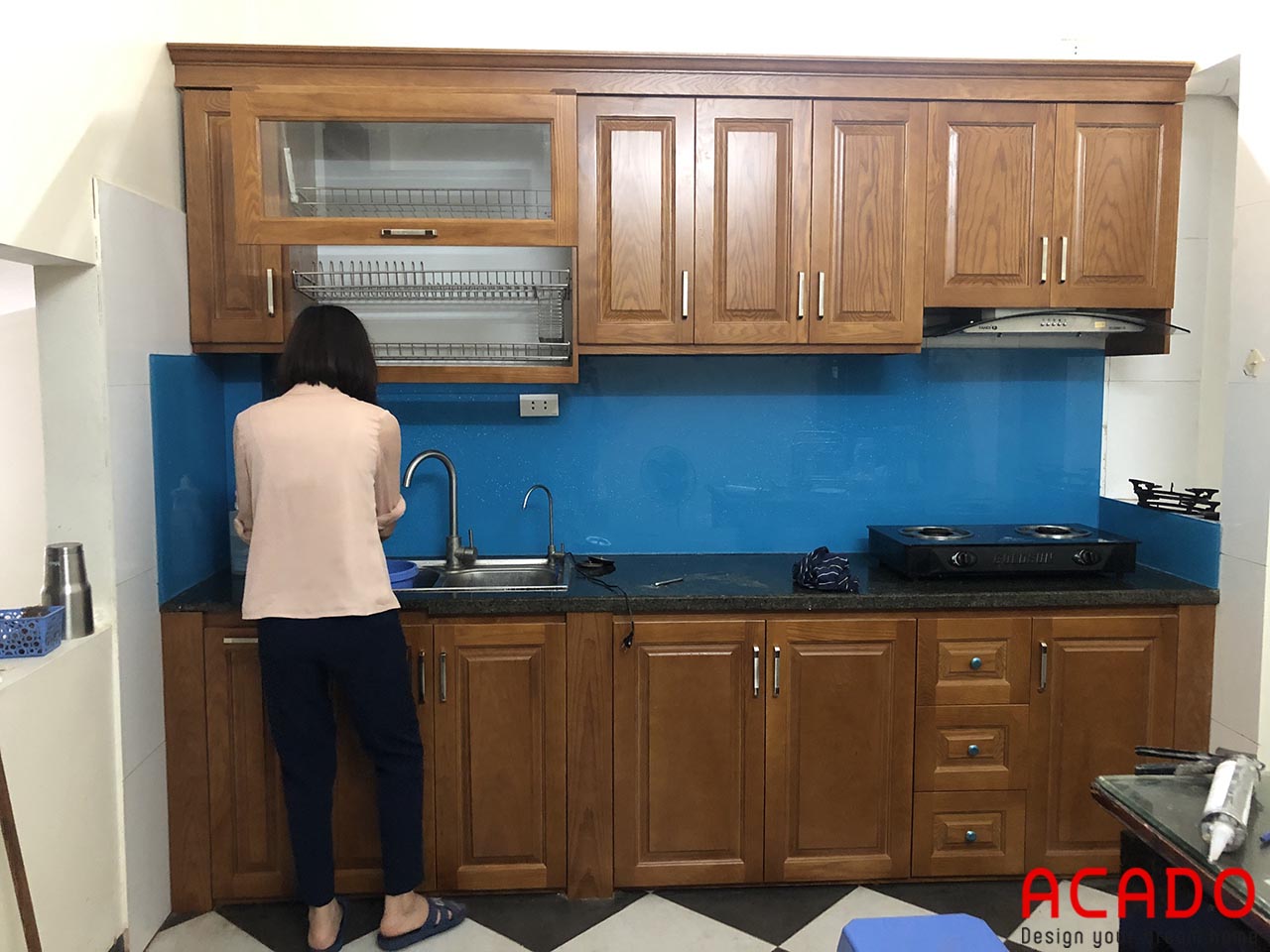 Tủ bếp gỗ sồi tự nhiên và kính bếp màu xanh dương sang trọng gia đình chị Hải - Ngô Thì Nhậm, Hà Đông