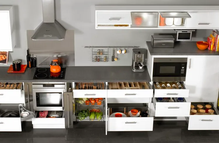 Tủ bếp thông minh là một sản phẩm nội thất hiện đại sở hữu thiết kế đa năng giúp gia chủ tối ưu hóa diện tích nhà ở và không gian phòng bếp.