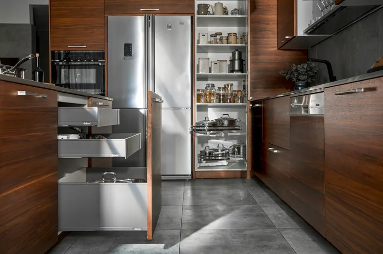 Tủ bếp thông minh có thể tự động thực hiện một số tác vụ như giữ nóng, lưu trữ thực phẩm, làm sạch,...